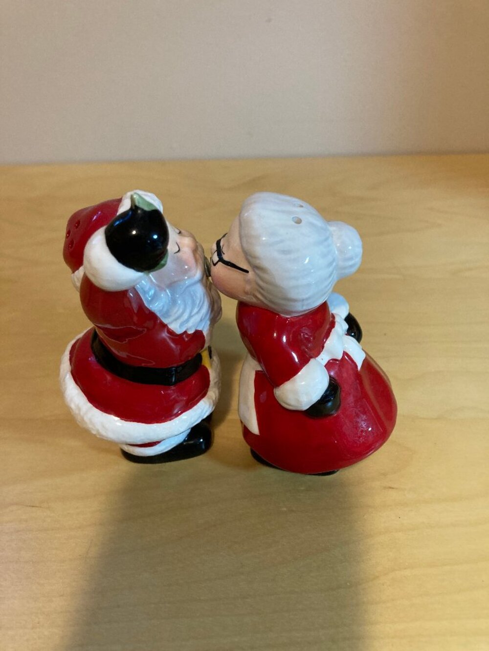 NEW Kissing Santa and Mrs. Claus Salt and Pepper Shakers